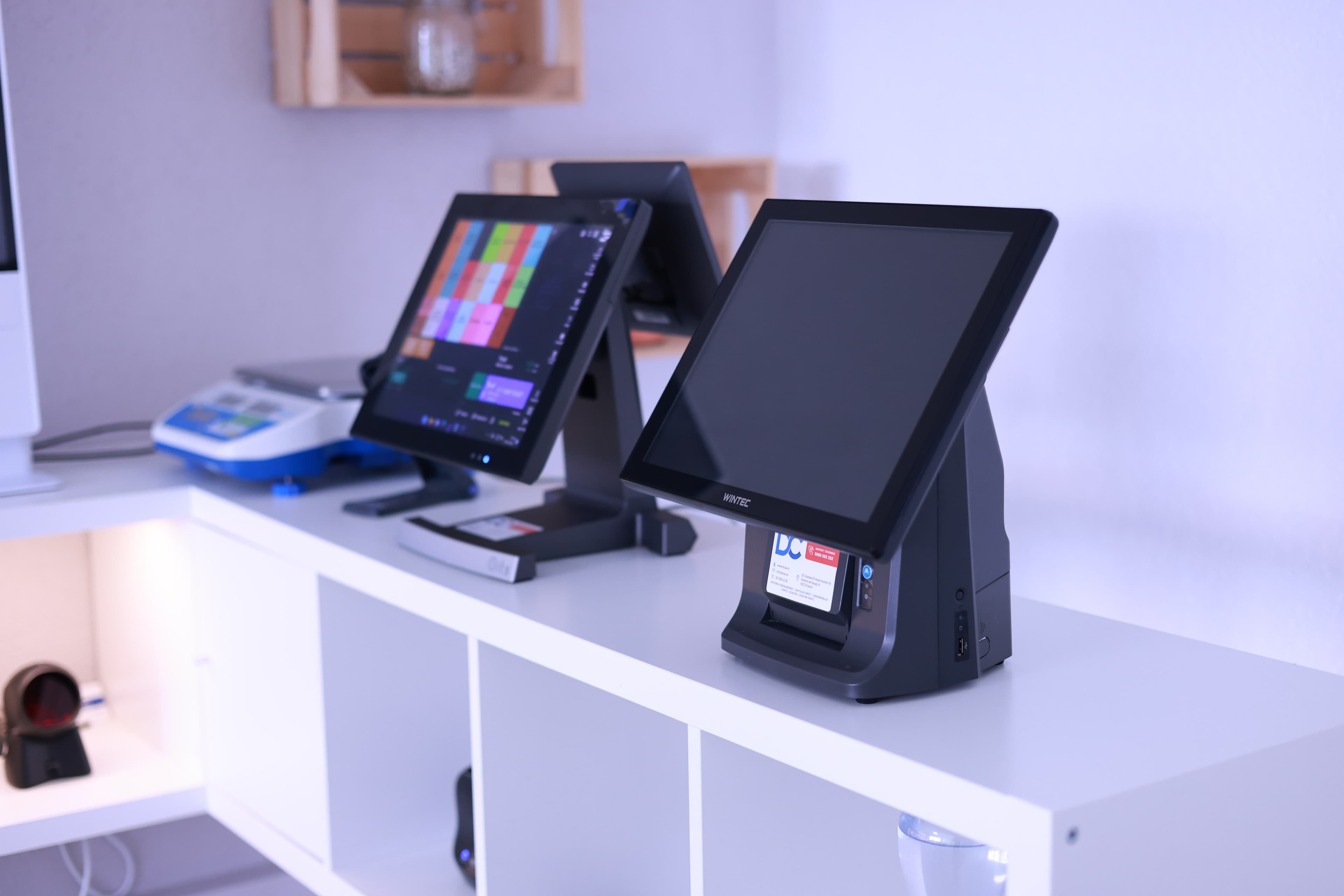 Installation de caisses ZPPOS avec balance connectée sur un comptoir