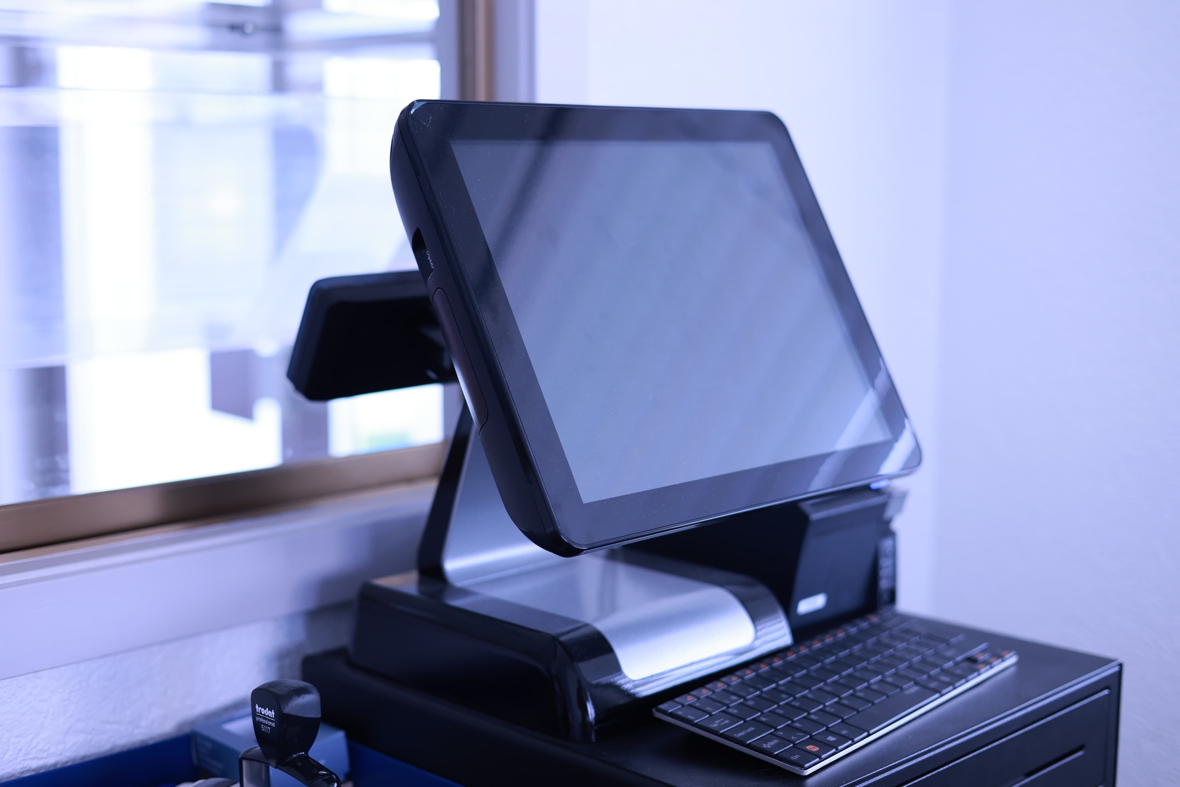 Terminal de caisse tactile SAM4S S560 installé en boutique